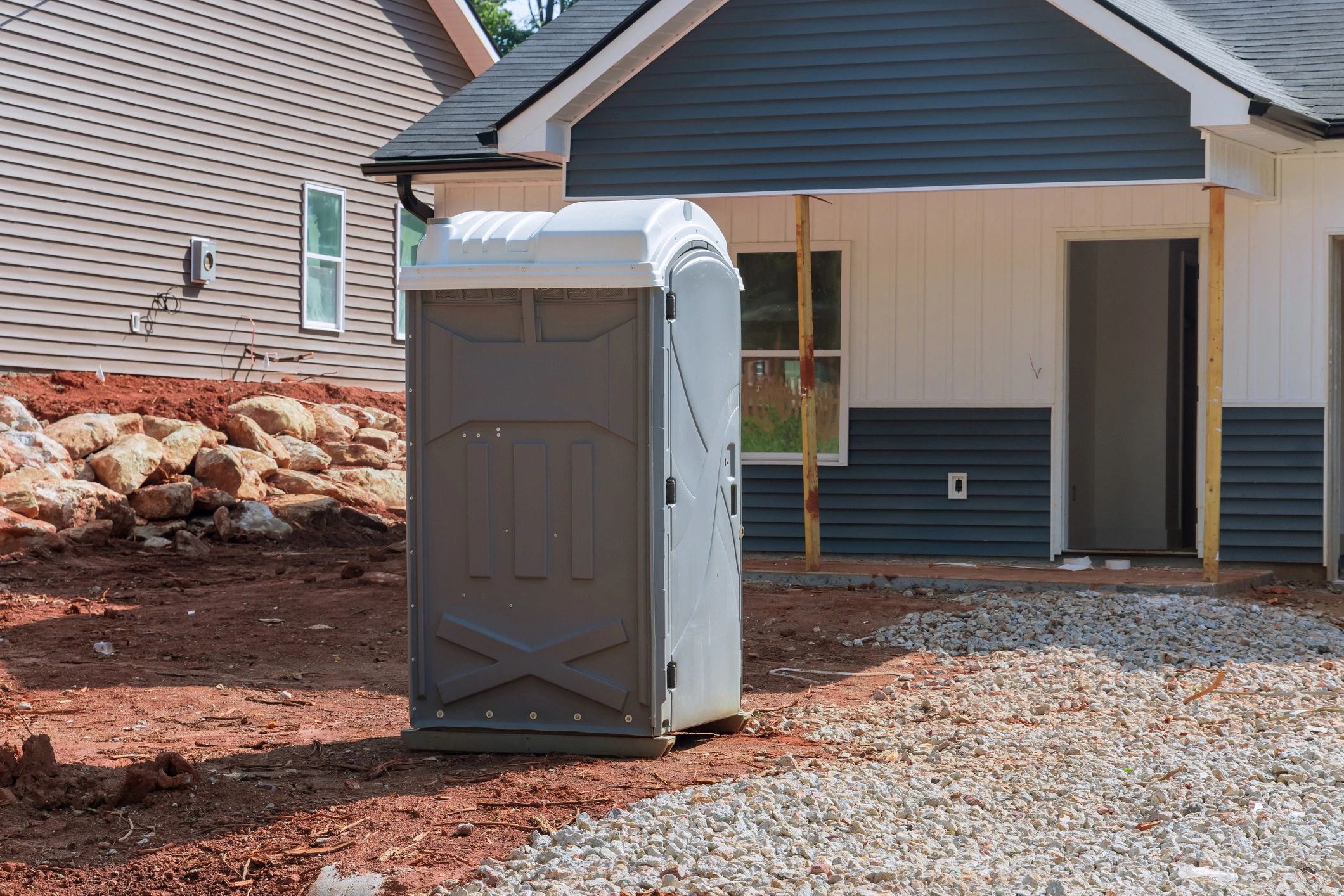 Restroom trailer with handicap accessibility features